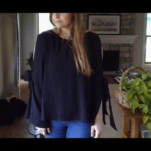 Flowy, Black long sleeve, open-sided sleeves
